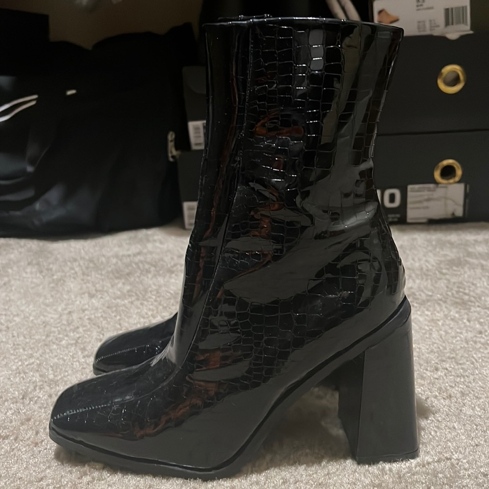 Slightly used Flare Block Heel Ankle Boots shoes size us 5